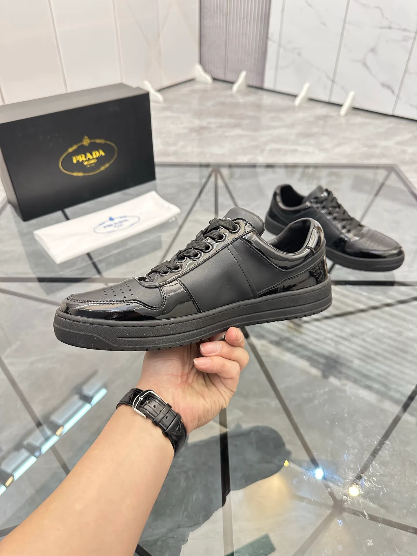 Men's shoes: 💰P400¥ Product trademark: Prada *"Prada*" low-top casual shoes Regular size: 38-44 (can be customized to 45) Product materials: imported cowhide upper, sheepskin lining, original outsole. Number: 020